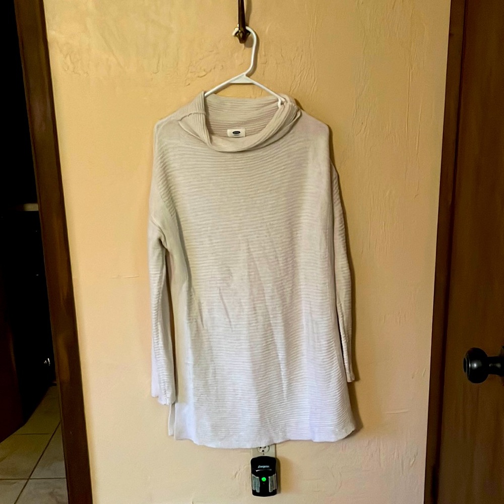White L Old Navy sweater